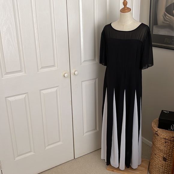 Black and white dress 👗 - Picture 6 of 13